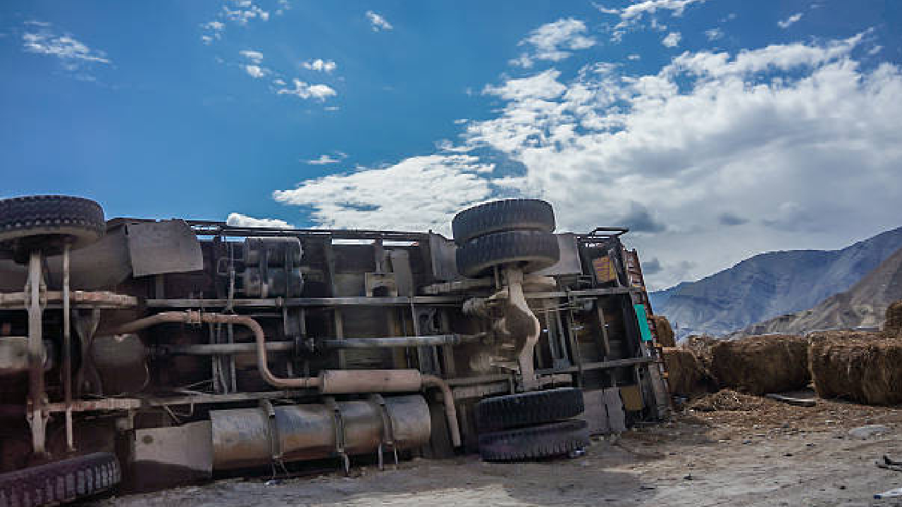 Accident News: हातखंबा घाटामध्ये सिमेंटचा टँकर उलटला; वाहतूक विस्कळीत