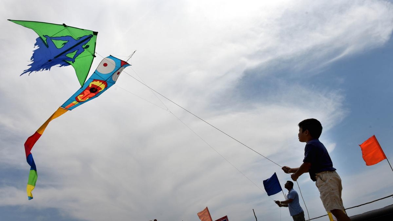 Nylon Manja Ban : आता पतंग उडविणे पडणार महागात! मांजाचा वापर आणि विक्रीवर होणार कारवाई