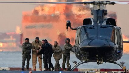 US Attack: Venezuelaच्या सैनिकांनी केल्या रक्ताच्या उलट्या; कोणते होते ‘ते’ रहस्यमय शस्त्र ज्याने भेदली मादुरोंची सुरक्षायंत्रणा?