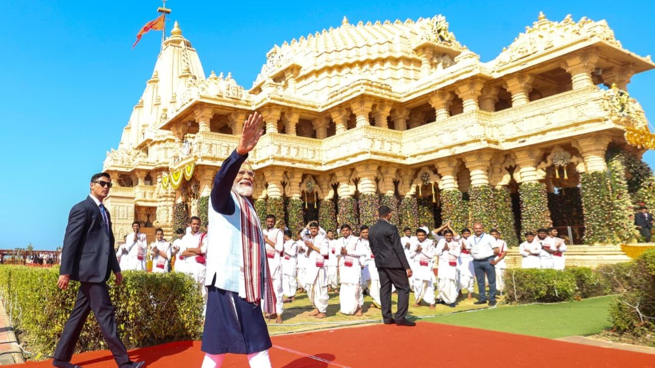 PM Modi in Somnath Parv : ‘औरंगजेबचा सोमनाथ मंदिराचे मस्जिद करण्याचा प्रयत्न’, स्वाभिमान पर्वात पंतप्रधान मोदींचा हल्लाबोल