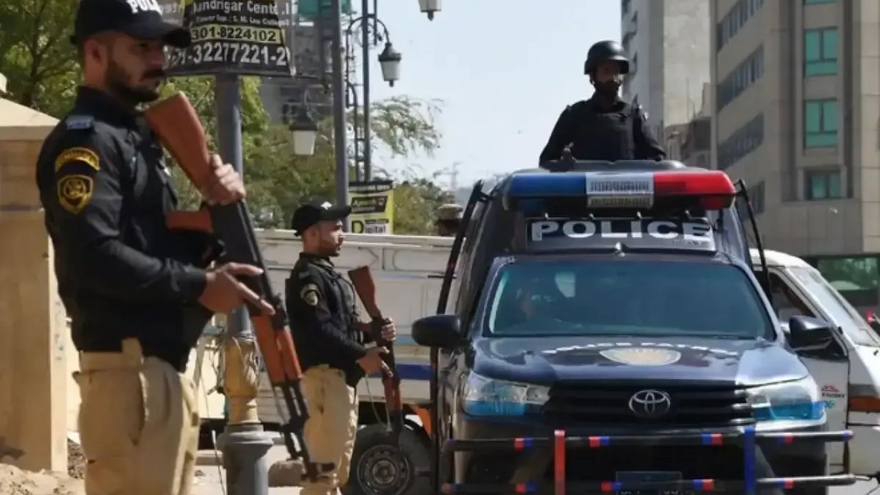 पाकिस्तानची गुप्त कारवाई! कराचीत पोलिसांशी चकमकीत ६ दरोडेखोर ठार, मोठा शस्त्रसाठा जप्त