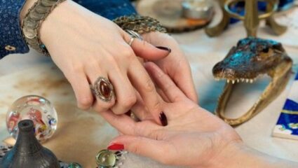 Palmistry: तळहातावरील ही चिन्हे व्यक्तीला बनवतात नशीबवान, या चिन्हांचा काय आहे अर्थ जाणून घ्या