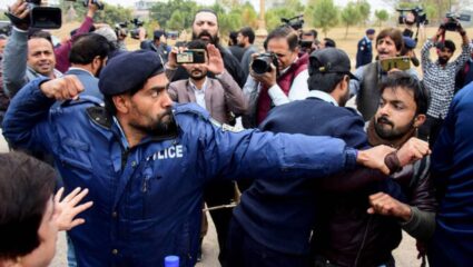 Pakistan Press Freedom: पाकिस्तानात ‘कलम’ बनली गुन्हेगार! प्रेस स्वातंत्र्याची गळचेपी; पत्रकारांविरुद्ध 12,000 खटले दाखल