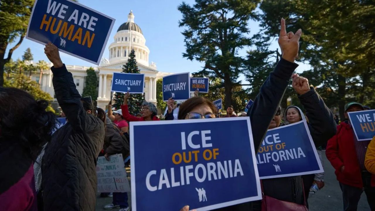 California Protest : कॅलिफोर्नियाच्या रस्त्यावर उफाळला संताप; ICE विरोधात हजारो नागरिकांचे आंदोलन