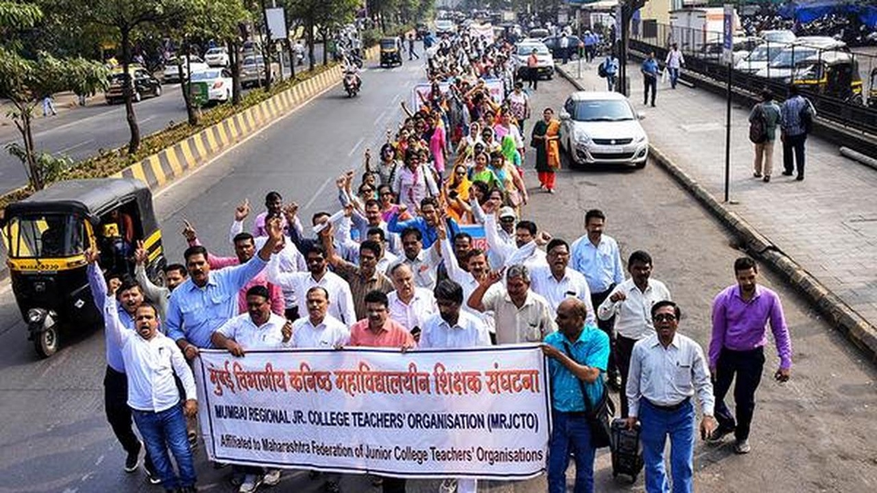 Education News : शिक्षकांचा आजचा मोर्चा स्थगित, विभागीय शिक्षण मंडळ अध्यक्ष अहिरे यांच्याशी चर्चेनंतर घेतला निर्णय