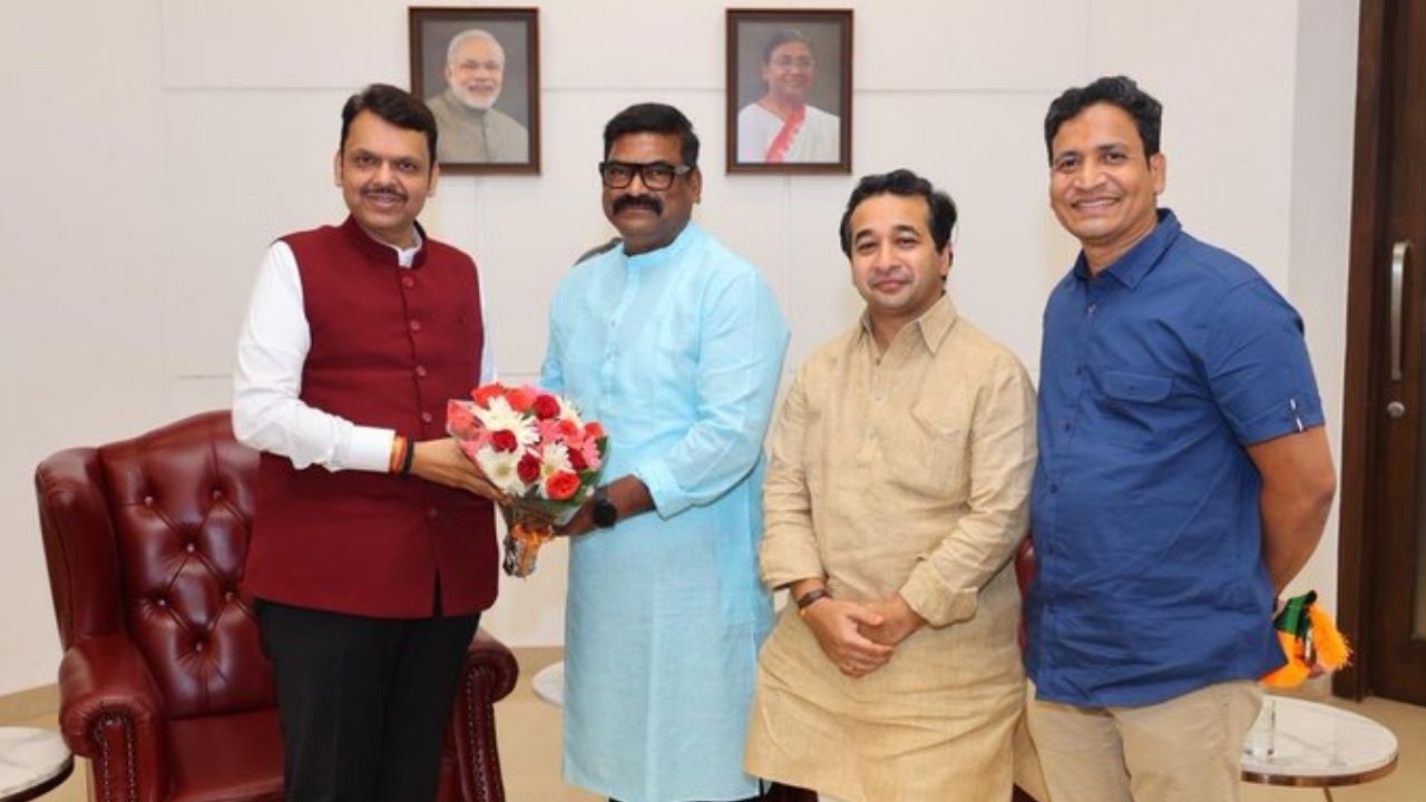 Santosh Dhuri in BJP : राज साहेबांची हिरवं रक्त असलेल्या लोकांशी युती…! कमळ हाती घेताच संतोष धुरींनी केली आगपाखड