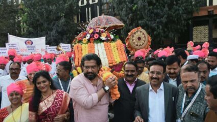 Satara News : ग्रंथदिंडीने मराठी साहित्य संमेलनाचा शुभारंभ; पोलिस बँड पथकाच्या निनादात सातारा साहित्यनगरीत ध्वजारोहण