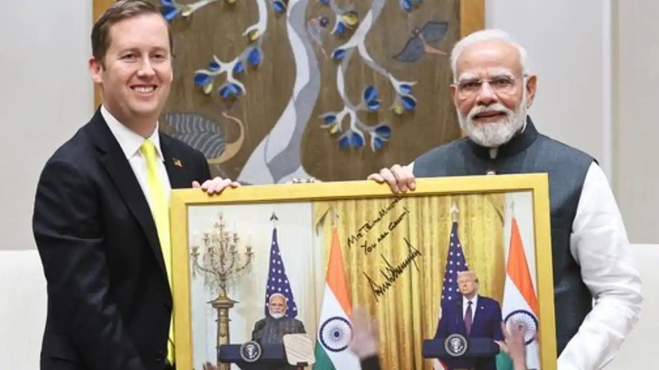 Modi-Trump: ‘भारतासारखं दुसरं कोणीच नाही…’ संपूर्ण जगाला युद्धात ओढून ट्रम्पचे सहकारी का गात आहेत PM मोदींच्या मैत्रीचे गोडवे?