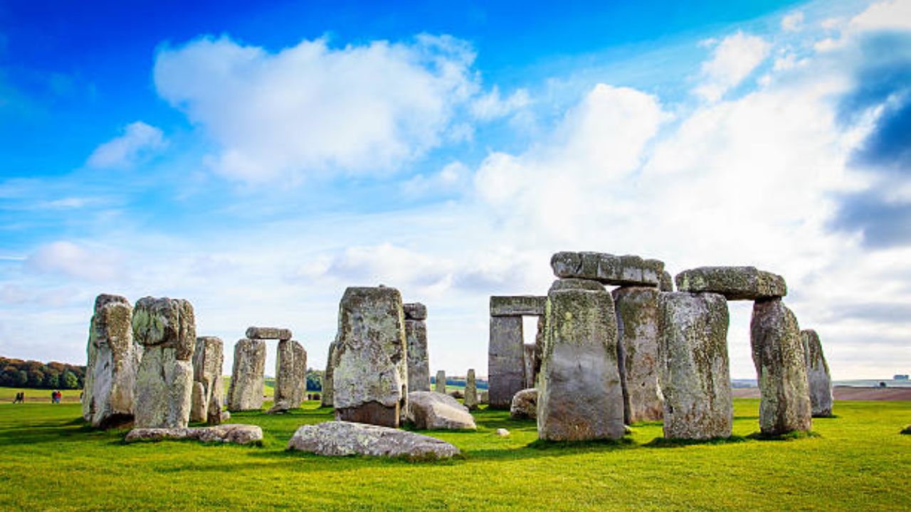 Stonehenge Stones : स्टोनहेंजचे सर्वात मोठे रहस्य उलगडले! ५००० वर्षापूर्वीचा ‘तो’ दावा ठरला खोटा, शास्त्रज्ञही हैराण