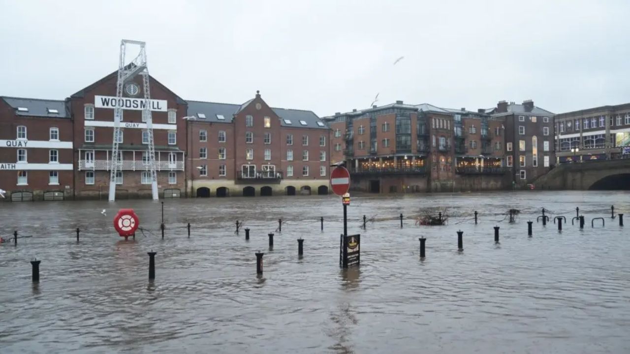 Storm Chandra : निसर्गाचे रौद्र रूप! ब्रिटनवर ओढवले ‘चंद्रा’ चे संकट; 100 हून अधिक ठिकाणी अलर्ट, जनजीवन विस्कळीत