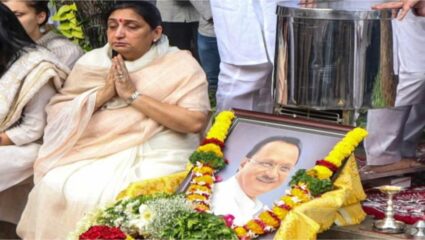 Sunetra Pawar Oath Ceremony Live : सुनेत्रा पवारांच्या शपथविधी सोहळ्यात शरद पवार उपस्थित राहणार की नाही? महत्त्वाची माहिती समोर