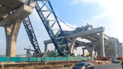 थायलंड हादरलं! रेल्वेनंतर महामार्गावर कोसळली क्रेन, गाड्यांचा अक्षरश: चक्काचूर, थरारक VIDEO