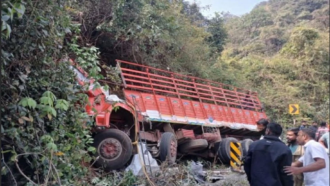 केळघर घाटात मालवाहू ट्रक नाल्यात कोसळला; चालकाचा जागीच मृत्यू