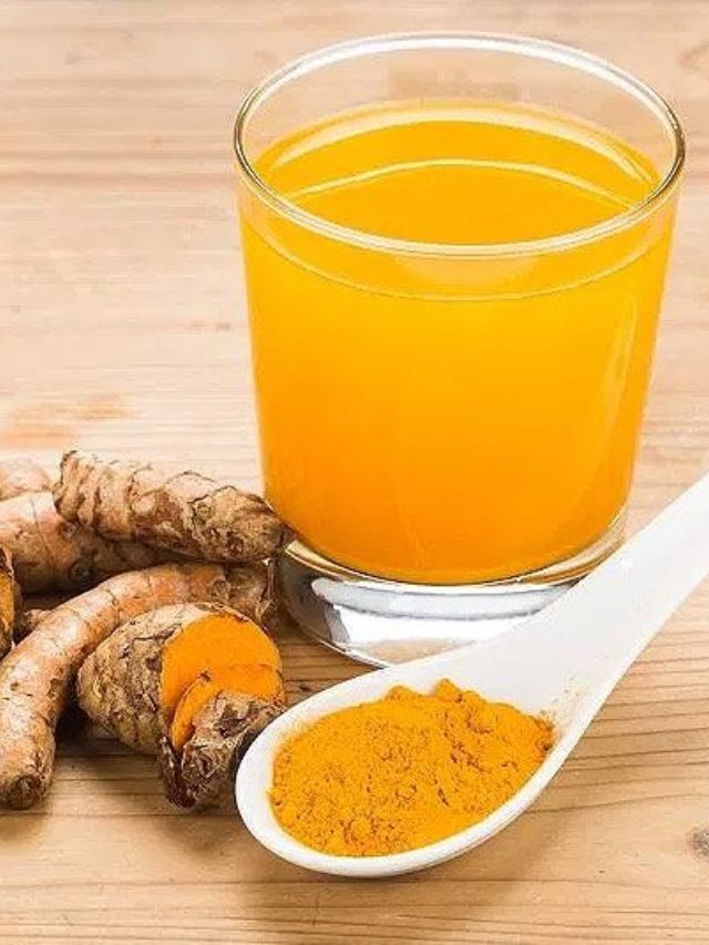 हळदीचे पाणी पिण्याने या समस्या राहतात दूर