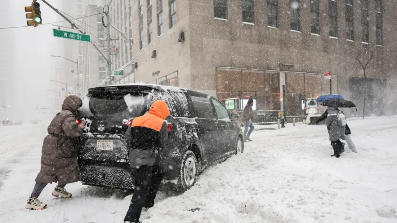 अमेरिकेत हिमवादळाचा कहर! भीषण थंडीत २५ जणांचा मृत्यू, वीजपुरवठा खंडित झाल्याने परिस्थिती बिकट