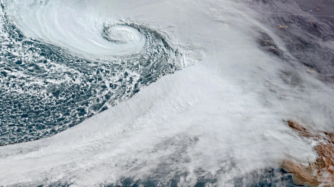 US Winter Storm 2026: समुद्राच्या पोटात वाढतोय ‘बर्फाळ राक्षस’! अमेरिकेवर ‘बॉम्ब सायक्लोन’चे संकट; 18 राज्यांत आणीबाणी