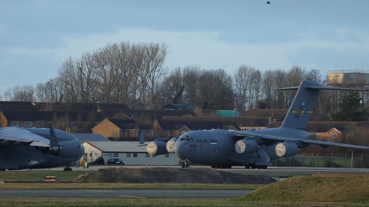 World War 3: ब्रिटनच्या आकाशात ‘मृत्यूचे दूत’! विमानतळावर उतरली डझनभर सशस्त्र अमेरिकन विमाने; कोणता देश रडारवर?