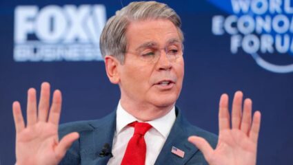 भारताने रशियन तेल खरेदी थांबवली? ट्रम्पच्या खास सहकाऱ्याच्या दाव्याने खळबळ, २५% टॅरिफ कमी होण्याचे दिले संकेत