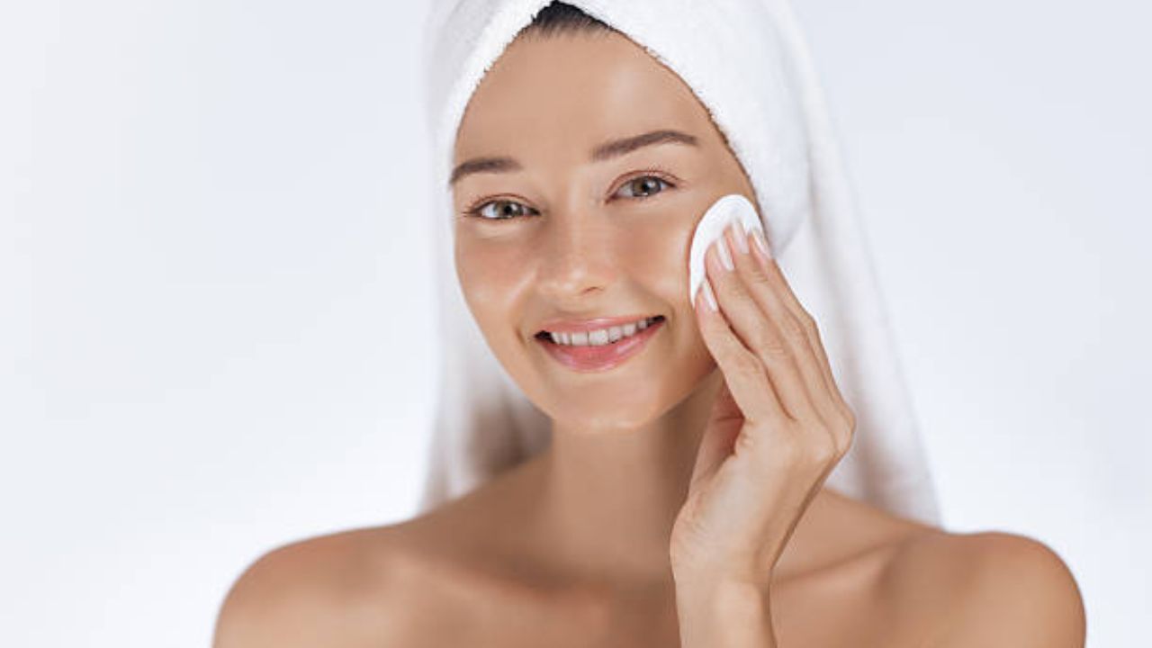 सकाळी उठल्यानंतर चमचाभर पिठाचा वापर करून त्वचा करा स्वच्छ, चेहऱ्यावर येईल सेलिब्रिटींप्रमाणे ग्लो