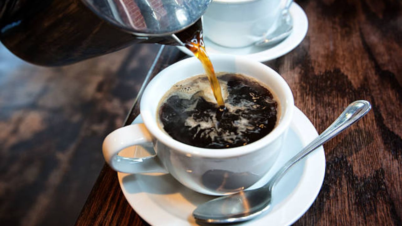 जगातील सगळ्यात महागड्या कॉफीचे नाव 'ब्लॅक आयव्हरी कॉफी' आहे. ही कॉफी तयार करण्यासाठी हत्तीच्या विष्ठेचा वापर केला जातो. याशिवाय अतिशय महागडी कॉफी थायलंडमध्ये तयार केली जाते. 