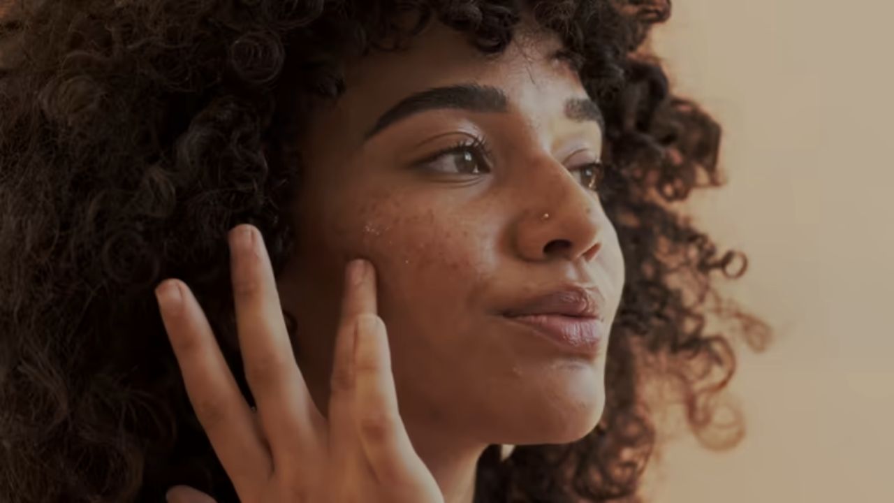 चेहऱ्यावर येईल सेलिब्रिटींप्रमाणे चमकदार ग्लो! चमचाभर मसूर डाळीचा ‘या’ पद्धतीने करा वापर,पिंपल्स होतील कायमचे नष्ट