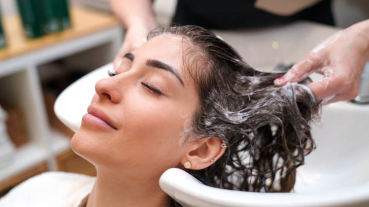 आठवडाभरात केसांच्या समस्या होतील कायमच्या दूर! या पद्धतीने करा हेअर डिटॉक्स, कोंडा- केस गळतीवर प्रभावी उपाय