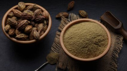 तरुण वयात केस पांढरे झाले असतील तर आवळ्याचा वापर करून घरीच बनवा नॅचरल हेअर डाय, केस होतील काळेभोर सुंदर