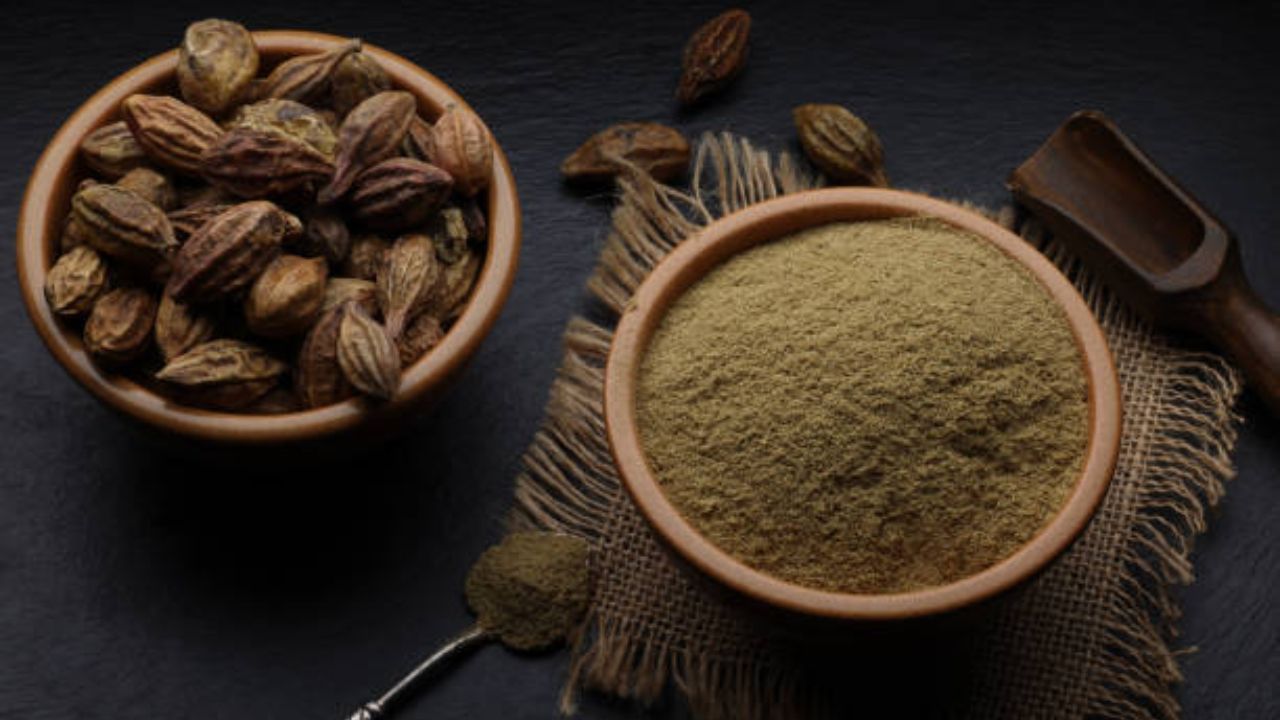 तरुण वयात केस पांढरे झाले असतील तर आवळ्याचा वापर करून घरीच बनवा नॅचरल हेअर डाय, केस होतील काळेभोर सुंदर