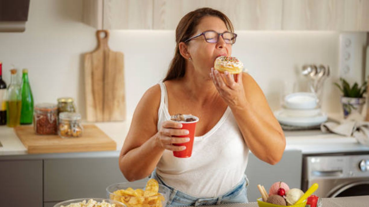 अतिप्रमाणात तिखट आणि तेलकट पदार्थ खाल्ल्यामुळे रक्तवाहिन्यांमध्ये खराब कोलेस्ट्रॉल जमा होण्यास सुरुवात होते. यामुळे हृदयाच्या नसांमध्ये चिकट थर वाढतो आणि हार्ट अटॅक किंवा हृदयविकाराचे गंभीर आजार होऊ शकतात. 