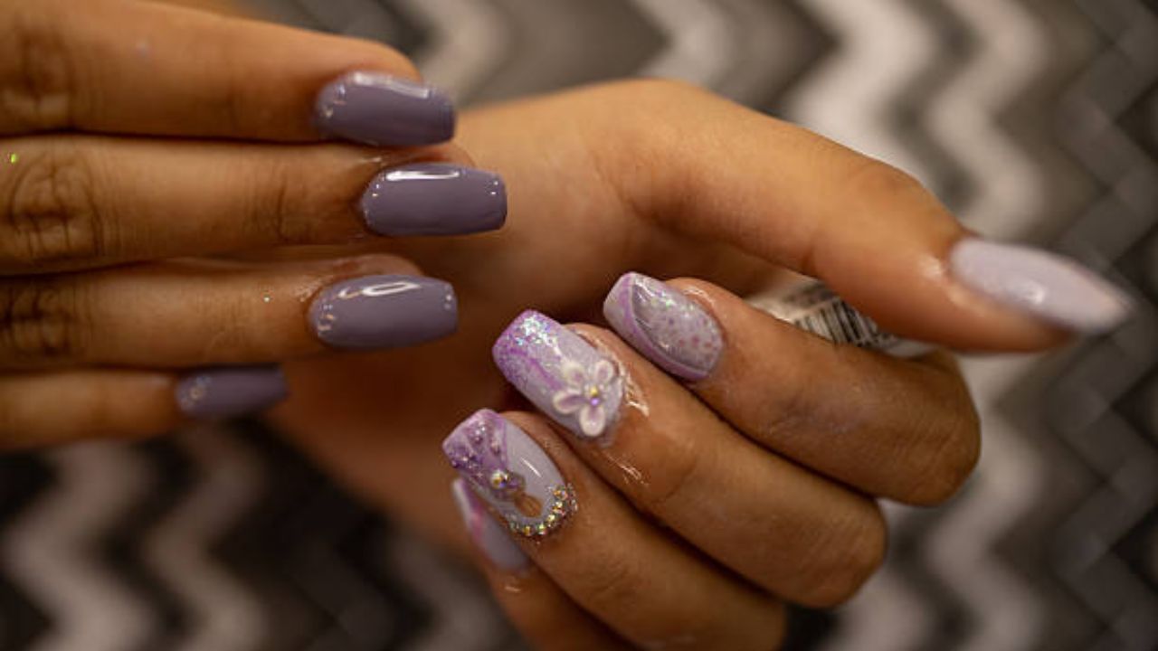 लहान नखांची तुम्ही सहज काळजी घेऊ शकता. पण नख वाढल्यानंतर त्यांची काळजी घेणे कठीण वाटू लागते. कारण नखाच्या खालील भागात  घाण, बॅक्टेरिया आणि बुरशी सहजपणे जमा होते. 