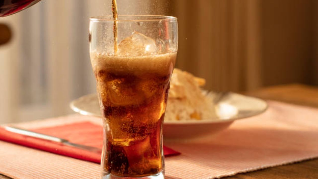 सोडामधील आम्ल दातांच्या बाहेरील थराला हानी पोहचवते. यामुळे दात कमकुवत होऊन सहज पडतात. तसेच कोल्ड ड्रिंक पिताना दातांमध्ये संवेदनशीलता वाढते. 