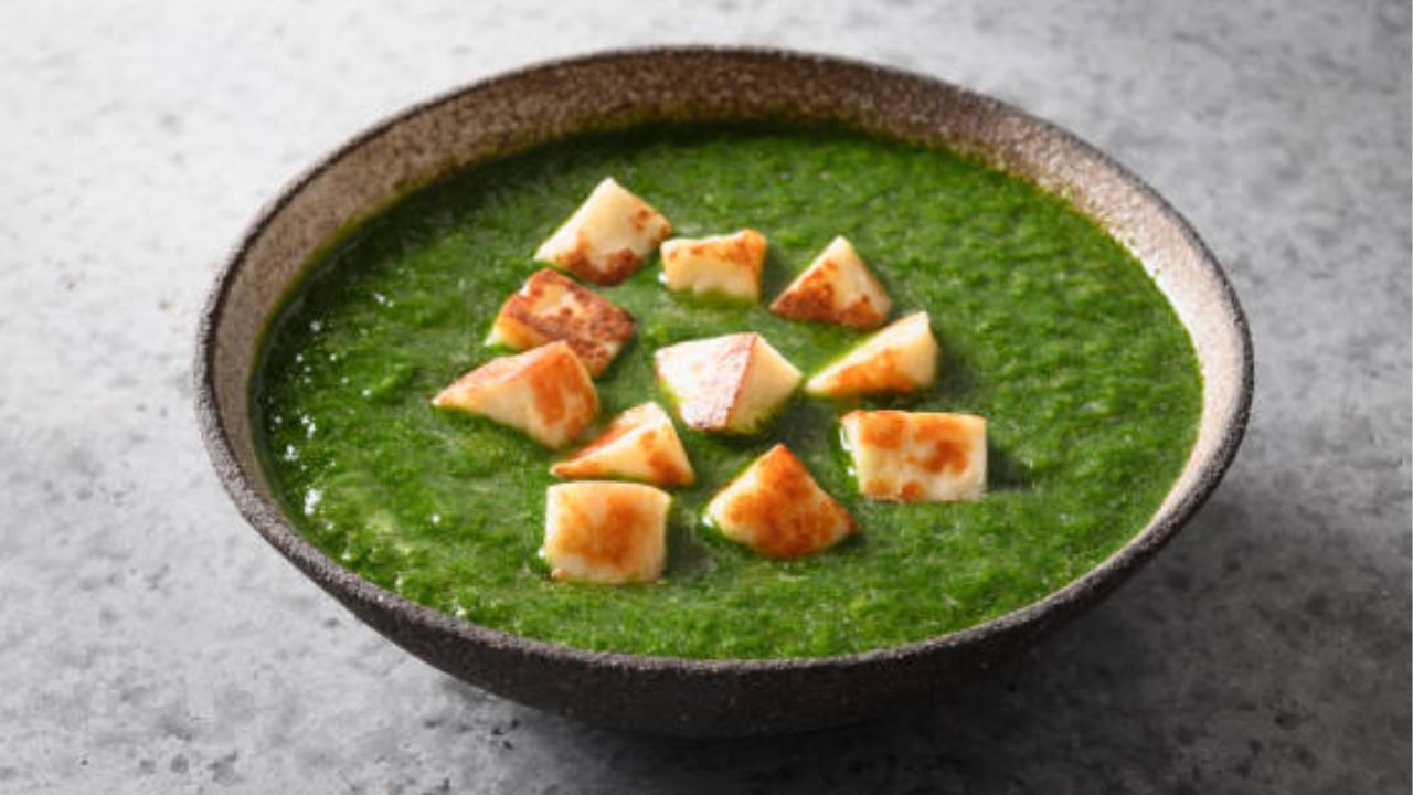 मेथीची भाजी किंवा हिरव्या पालेभाज्या बनवताना त्यात अजिबात टोमॅटोचा वापर करू नये. यामुळे भाजीची टेस्ट खराब होऊन जाते. टोमॅटोमधील आंबटपणामुळे पालेभाज्यांची नैसर्गिक चव खराब करून टाकतो.