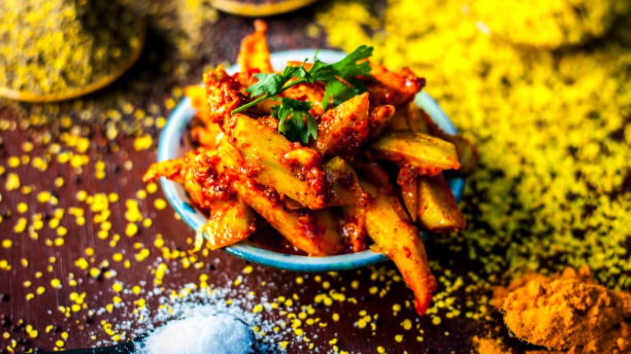 साध्या जेवणाला येईल चटपटीत चव! ताज्या गाजरांपासून बनवा चमचमीत लोणचे, नोट करून घ्या रेसिपी