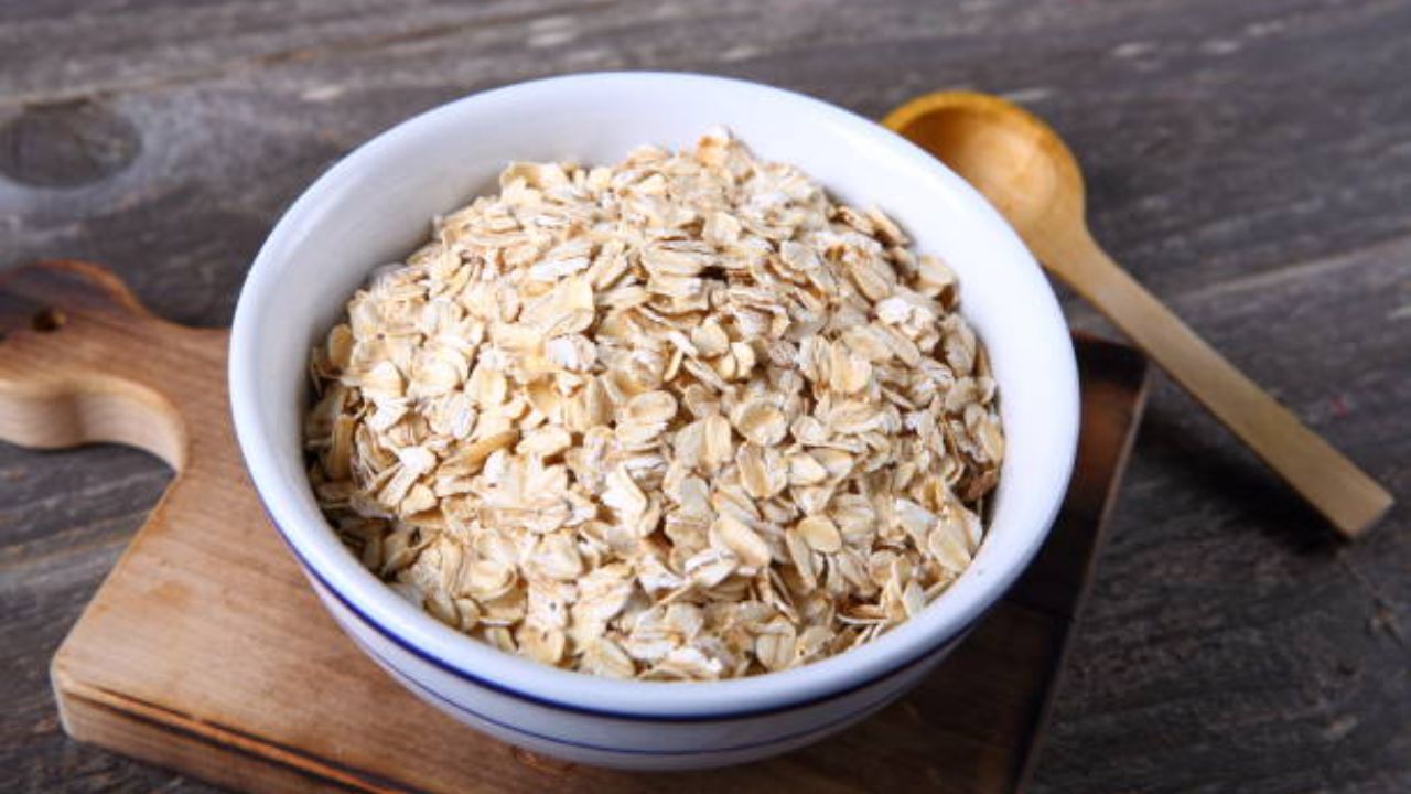सकाळच्या नाश्त्यात अनेक घरांमध्ये कायमच ओट्स खाल्ले जातात. ओट्स खाल्ल्यामुळे पोट जास्त वेळ भरलेले राहते आणि लवकर भूक लागत नाही. यामुळे असलेले विषारी घटक शरीरातील घाण बाहेर काढून टाकतात.