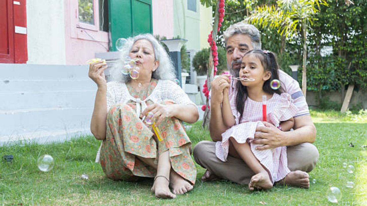 वृद्धांसाठी करा सहलीचे नियोजन!  सहलीला जाण्याआधी ‘या’ गोष्टींची घ्या योग्य काळजी, जाणून घ्या सविस्तर