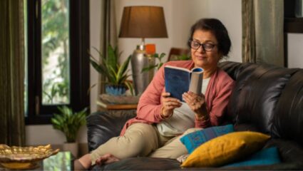 वृद्धापकाळ आनंदात घालवणे आणखीनच होईल सोपे! दैनंदिन जीवनात फॉलो करा ‘या’ सवयी, मानसिक आरोग्य कायमच आनंदी