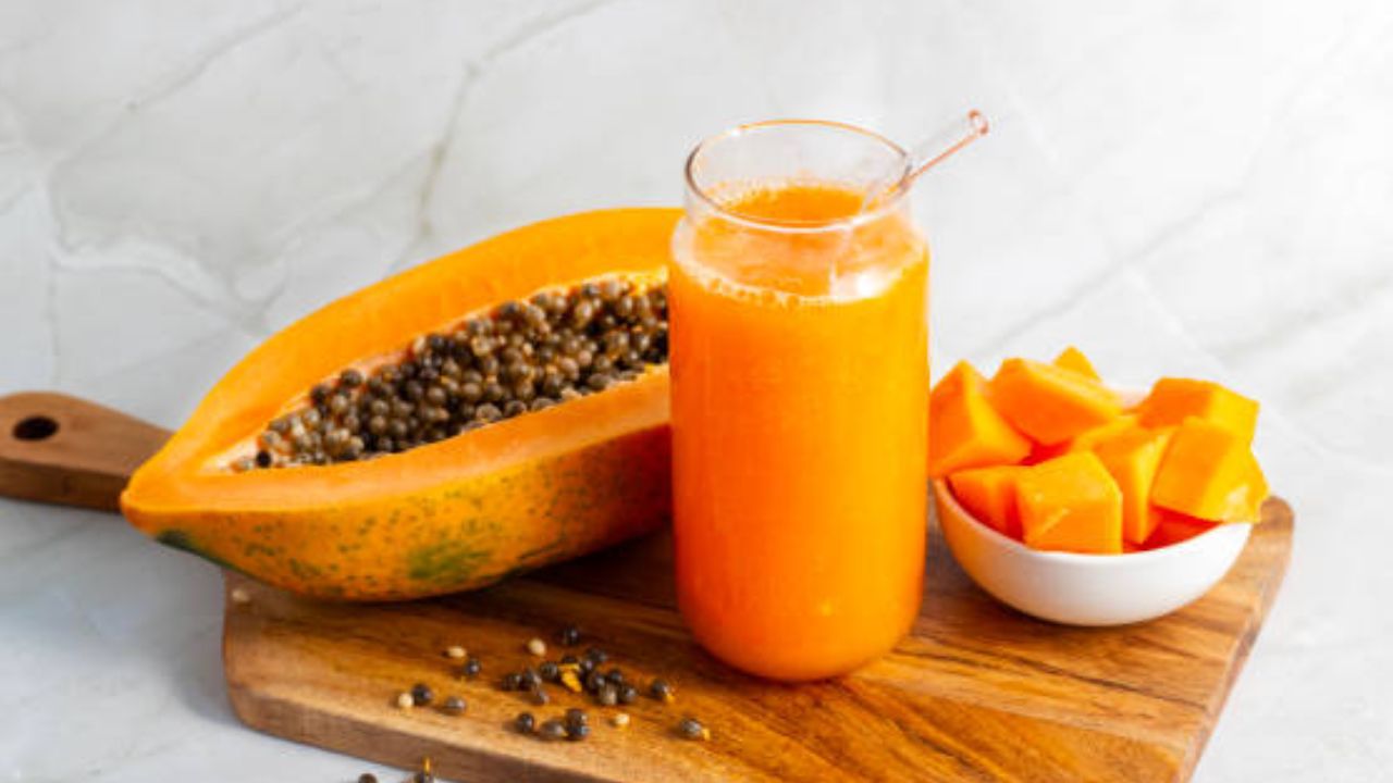 पपईमध्ये आढळणारे पपेन एंझाइम पचनक्रिया चांगली ठेवण्यास मदत करते. यामुळे गॅस, बद्धकोष्ठता, आम्लता किंवा जडपणा यासारख्या पोटाच्या समस्या कधीच उद्भवत नाहीत.