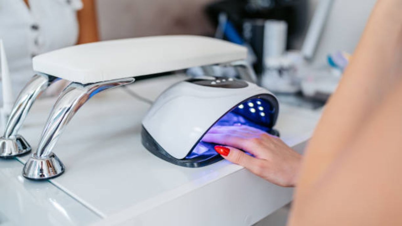 नखांमध्ये वाढलेले जंतू यंपाक करताना किंवा खाताना शरीरात प्रवेश करतात. ज्यामुळे आरोग्यासंबंधित बऱ्याच समस्या उद्भवण्याची शक्यता असते. काम करताना नखांवर लागल्यानंतर नख तुटण्याची जास्त शक्यता असते. 