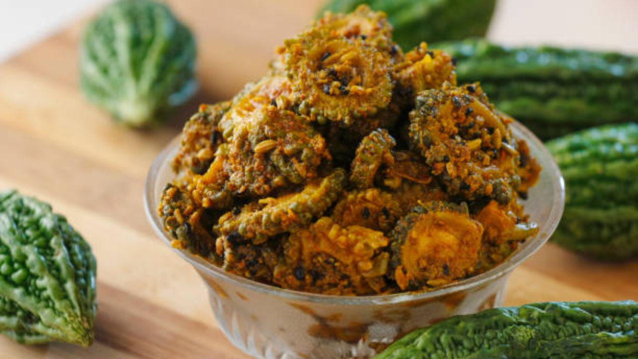 दुधी भोपळ्याची भाजी चवीला हलकीशी गोडसर असते.तसेच भाजीमध्ये पाण्याचे प्रमाण सुद्धा जास्त असते. त्यामुळे भाजीत टोमॅटो टाकू नका, कारल्याच्या भाजीमध्ये सुद्धा टोमॅटो अजिबात वापरू नये.