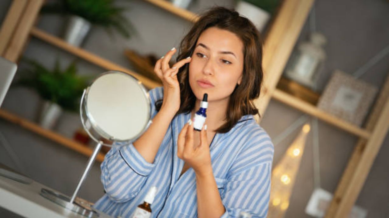 Dark Circles Remedies: रात्री झोपण्याआधी चेहऱ्यावर लावा ‘हे’ आयुर्वेदिक सीरम, देसी उपाय करून घालवा डोळ्यांभोवती आलेले काळे डाग