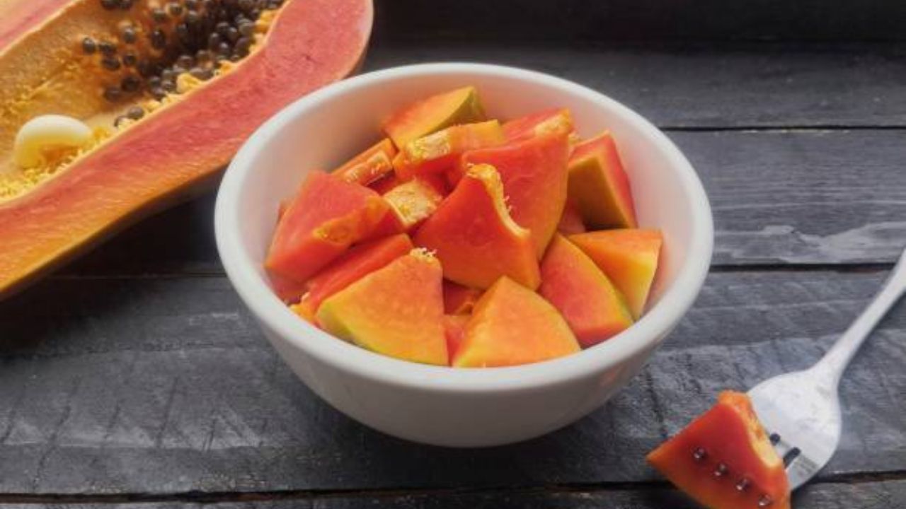 पपईमध्ये फायबर, पोटॅशियम आणि अँटीऑक्सिडंट्स कोलेस्ट्रॉल नियंत्रणात ठेवण्यास मदत करते. हृदयाचे आरोग्य कायमच हेल्दी राहण्यासाठी नाश्त्यात वाटीभर पपई खावा.