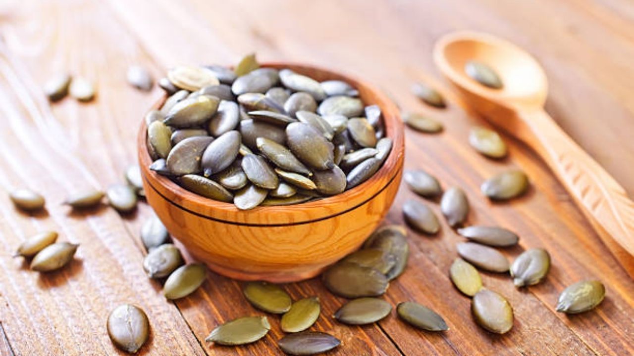 वजन कमी करण्यासाठी आहारात फायबरयुक्त भोपळ्याच्या बियांचे सेवन करा. फायबर शरीराची पचनक्रिया सुधारते आणि आतड्यांमध्ये जमा झालेली घाण बाहेर काढून टाकण्यास मदत करते. 