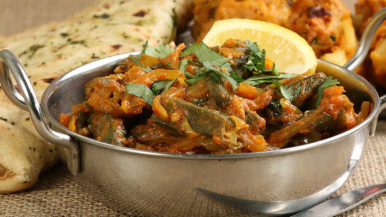 भेंडीमध्ये टोमॅटो घातल्यास भाजी आणखीनच चिकट होते. त्यामुळे तुम्हाला जर कुरकुरीत भेंडी खाण्यास हवी असेल तर त्यात कांदा घालावा. टोमॅटोचा वापर अजिबात करू नये.