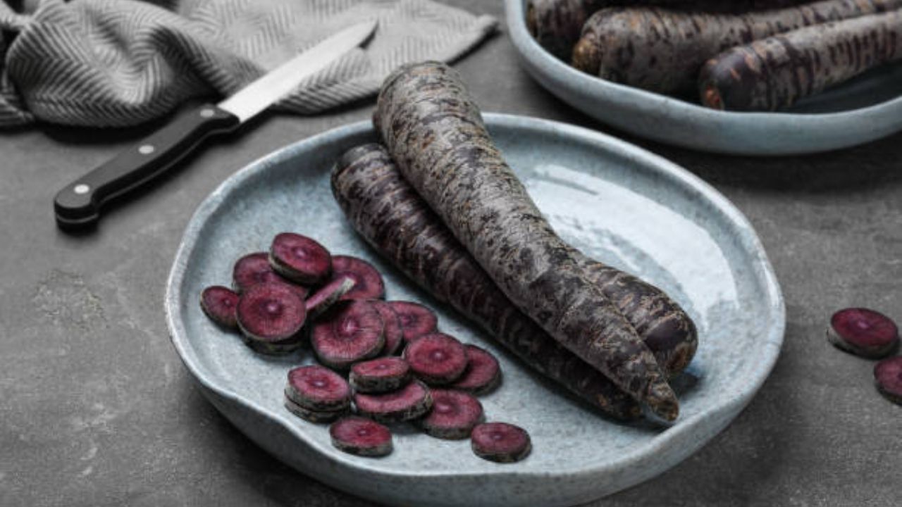 हिवाळ्यात बाजारात दिसणारे काळे गाजर सगळ्यांचं खूप सामान्य वाटतं. पण यामध्ये असलेली पोषक तत्व शरीरासाठी खूप जास्त फायदेशीर आहेत. काळे गाजर खाल्ल्यामुळे शरीर आतून स्वच्छ होते. 