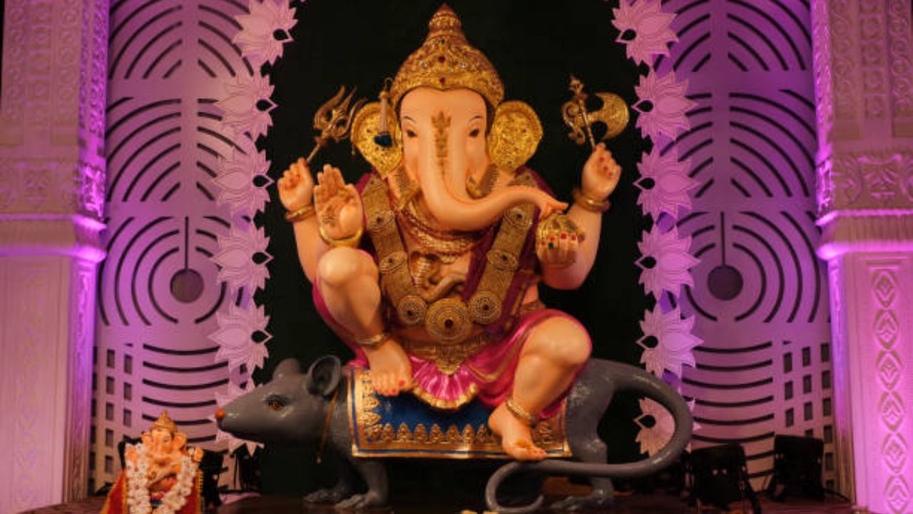 तू सुखकर्ता, तू दुःखहर्ता, विघ्नविनाशक मोरया…! अंगारकी संकष्टी चतुर्थीनिमित्त प्रियजनांना पाठवा मराठमोळ्या शुभेच्छा