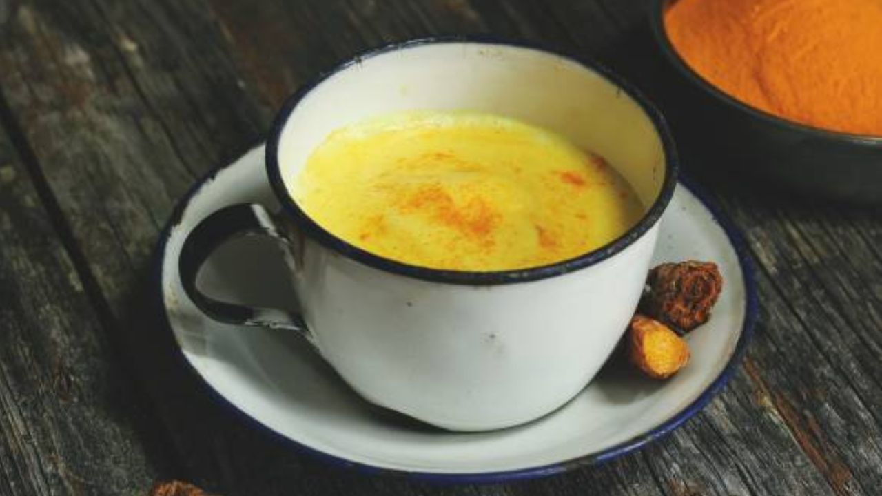 शरीरातील जळजळ आणि वेदना कमी करण्यासाठी रोज रात्री झोपण्याआधी हळद मिक्स करून बनवलेले दूध प्यावे. दुधात साखर टाकण्याऐवजी गूळ मिक्स करावे. 