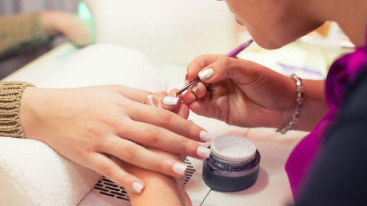 लांब नखांवर घाण, भेगा आणि कडा वाढतात. या कडांमध्ये जमा झालेल्या घाणीमुळे नख पांढरेशुभ्र दिसण्याऐवजी काळी पडतात. नखांचे सौंदर्य पूर्णपणे कमी होऊन जाते. 