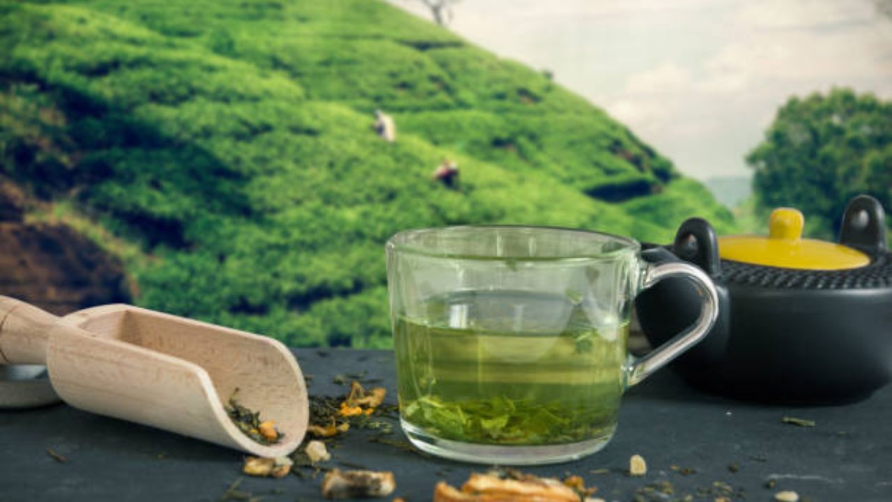 ग्रीन टीमध्ये कॅटेचिनसारखे शक्तिशाली अँटीऑक्सिडंट्स आढळून येतात, ज्यामुळे हृदय कायमच निरोगी राहते. हृदय तरुण ठेवण्यासाठी दिवसातून दोन कप ग्रीन टी प्यावी.