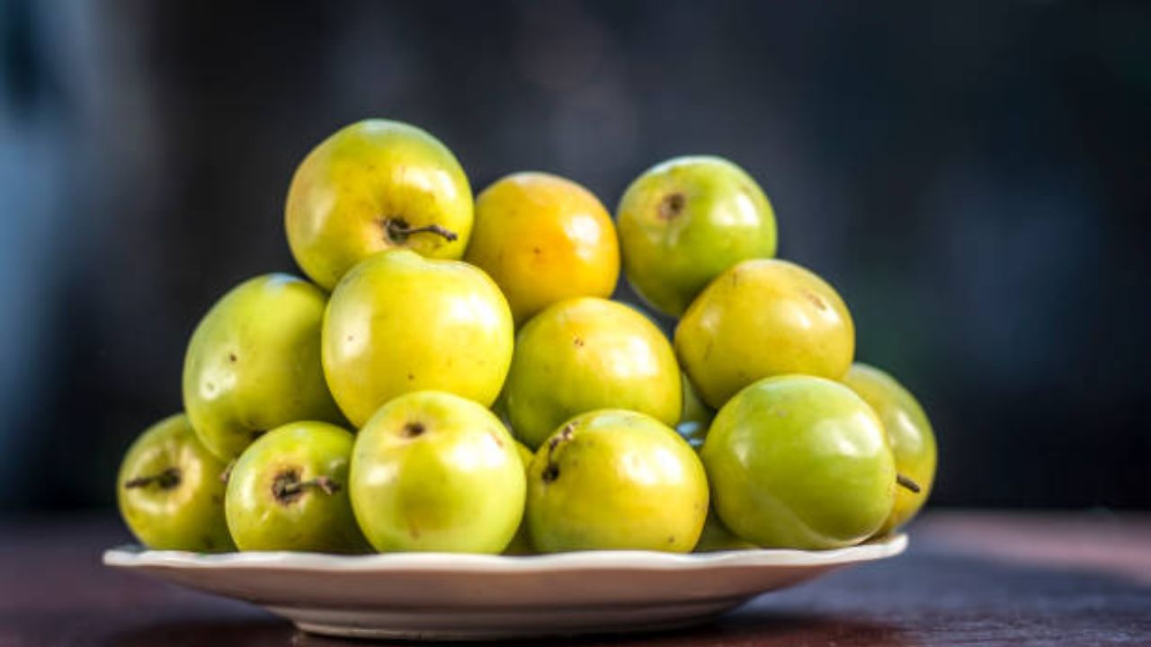 बोरांमध्ये नैसर्गिक साखर असते, त्यामुळे मधुमेहाचे रुग्ण सुद्धा बोर खाऊ शकतात. पण अतिप्रमाणात बोरांचे सेवन केल्यास पोटाचे विकार होण्याची जास्त शक्यता असते. 