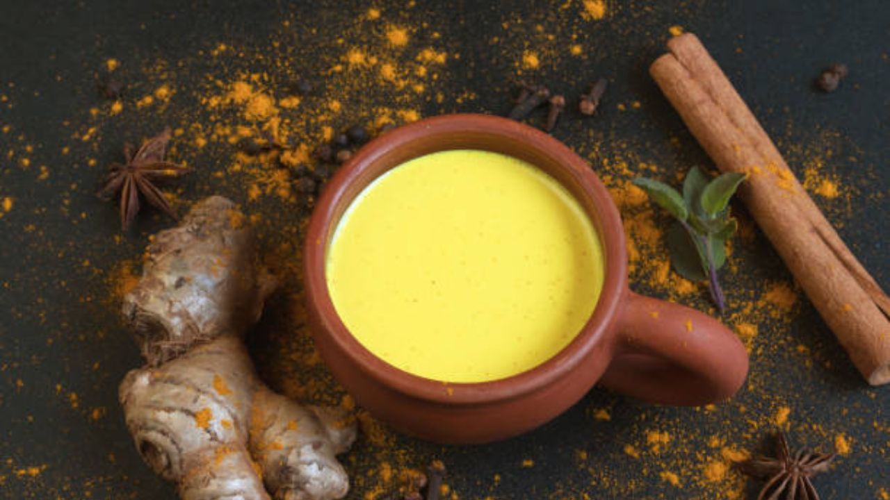 त्वचा सुंदर करण्यासाठी बाजारातील महागड्या क्रीम लावण्याऐवजी हळद दुधाचे सेवन करावे. हळदीच्या दुधात असलेले घटक चेहऱ्यावरील ग्लो वाढवतात आणि त्वचा चमकदार करतात. 